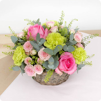Arreglo Agatha — rosas rosas, claveles y follaje