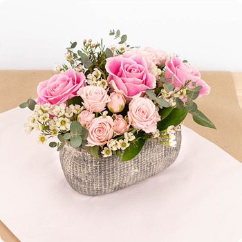 Arreglo Rosa — rosas rosas, wax blanco y eucalipto