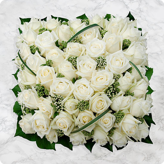 Cojín cuadrado de duelo — rosas blancas 1