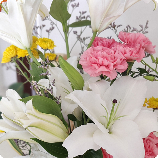 Ramo especial Lirios — lirios blancos y rosas 1