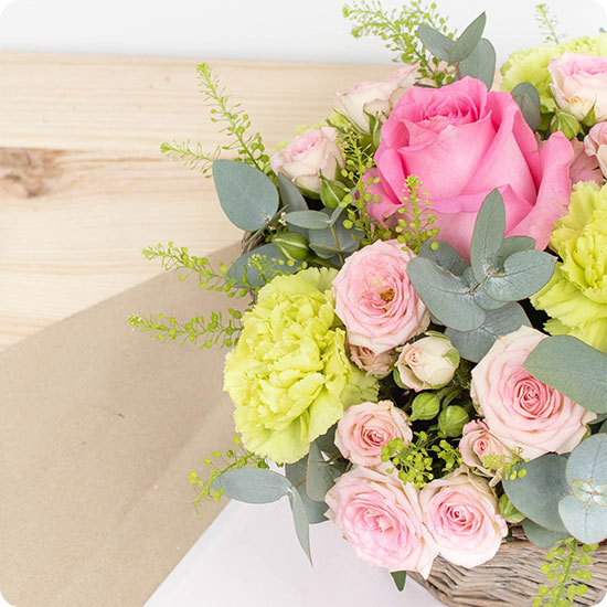 Arreglo Agatha — rosas rosas, claveles y follaje 2