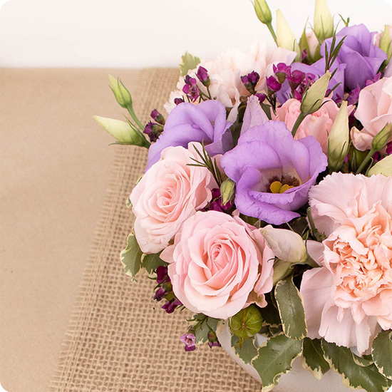Arreglo Mélia — rosas rosas y lisianthus violetas 2