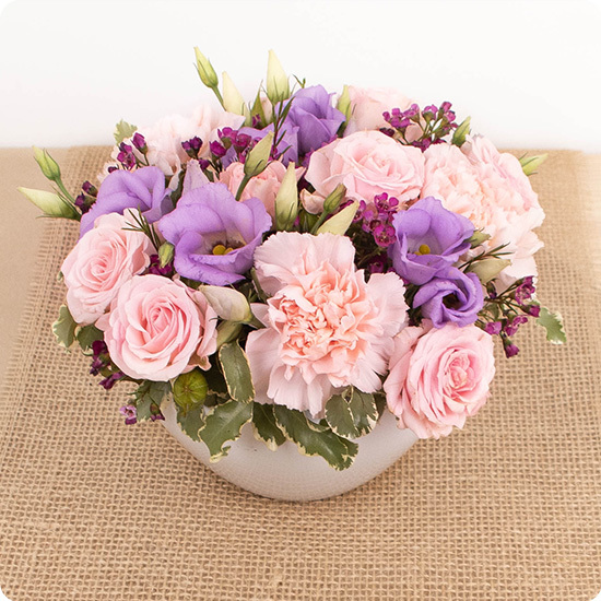 Arreglo Mélia — rosas rosas y lisianthus violetas 1