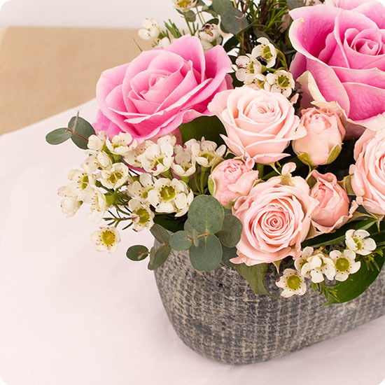 Arreglo Rosa — rosas rosas, wax blanco y eucalipto 2
