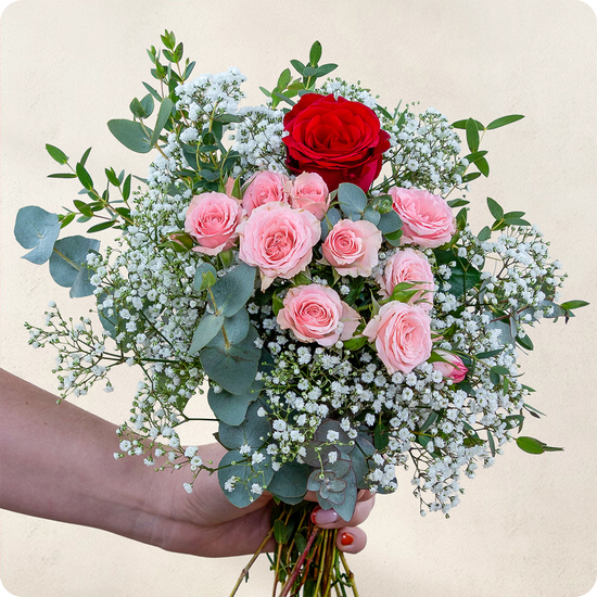 Ramo Te quiero — rosas rojas y gypsophila 1